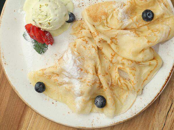 Знакомое место - Блины с мороженым и свежими ягодами