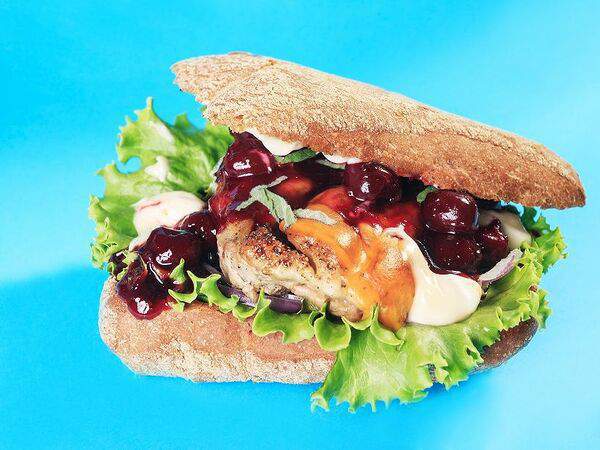 Бургербар - Бургер с уткой и вишнёвой сальсой