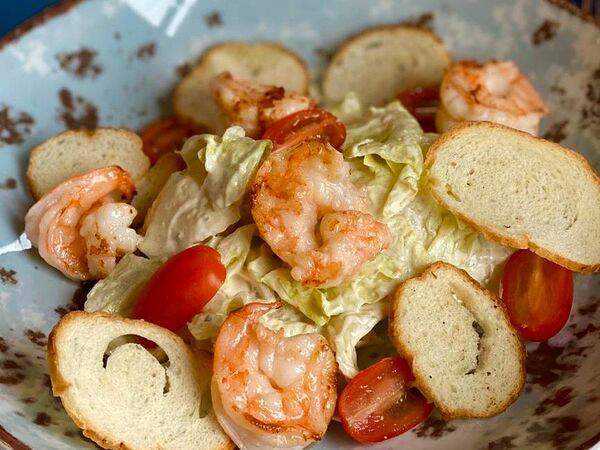 Рыбы бы - Салат с креветками и оригинальным соусом цезарь