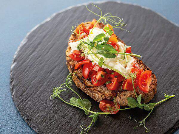 Pasta Uno - Брускетта с томатами черри, базиликом и страчателлой