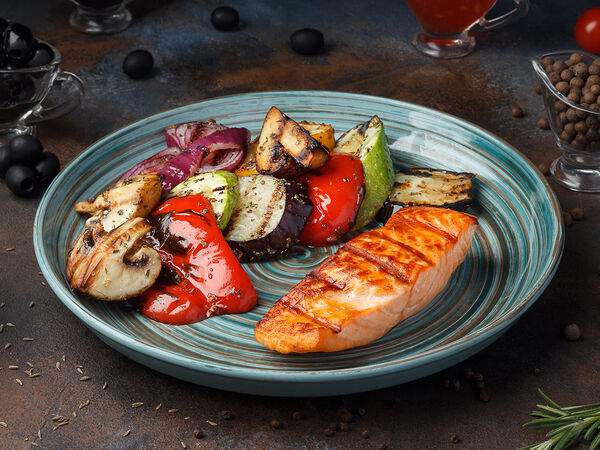 Blackwood - Стейк из лосося с овощами на гриле