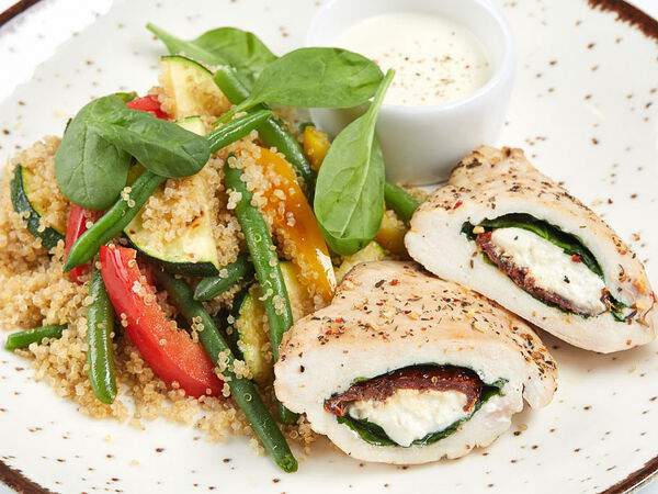 Пицца Темпо - Куриное филе с вялеными томатами, киноа и жареными овощами