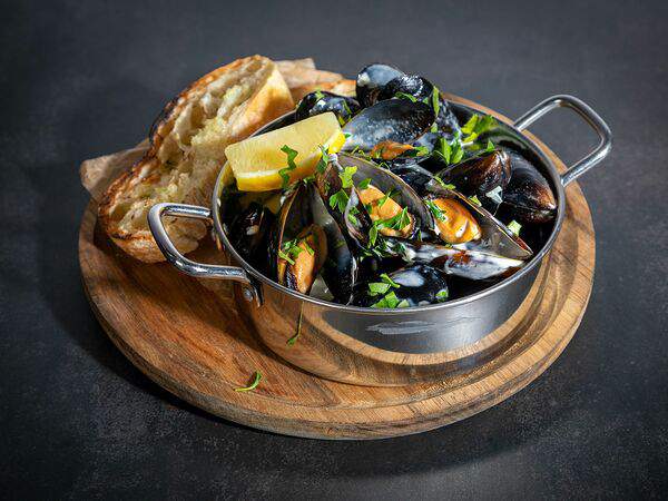 Happyterria - Мидии в сливочно-чесночном соусе с багетом