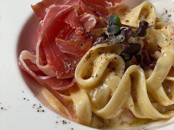 Шенген - Тальятелле Карбонара с лепестками хамона и пармезана