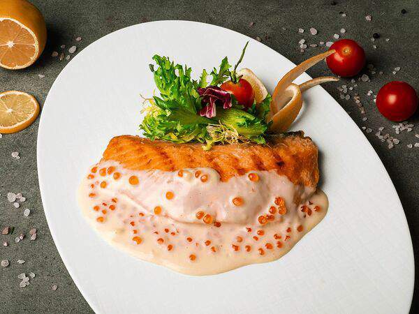 Долина солнца - Стейк лосося в икорном соусе