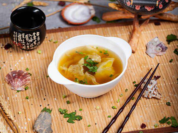 Тайшань - Суп с вонтонами, креветкой и курицей