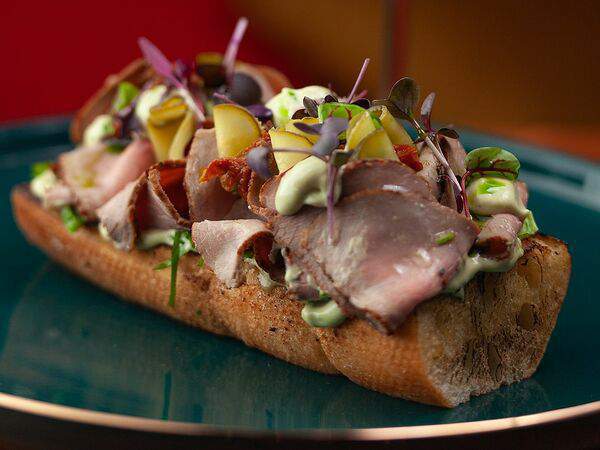 Koza Bistro - Брускетта с ростбифом и соусом Вителло