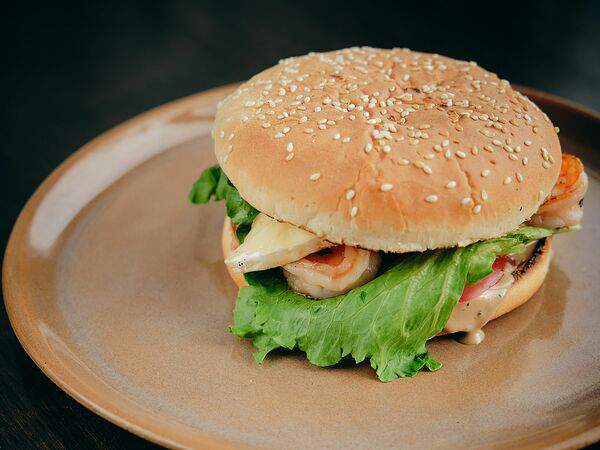 Кран Диван - Бургер с королевскими креветками и камамбером