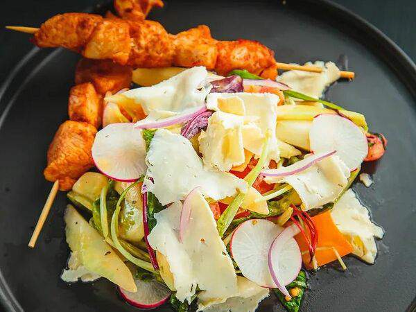 Beer Lab - Теплый салат с куриными шашлычками