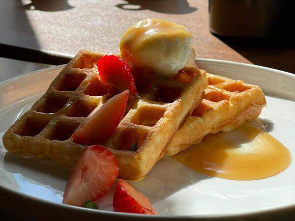 Rose Cafe - Венские вафли с карамелью и ягодным конфи