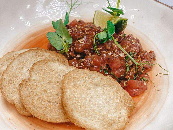 Квартира - Тар-тар из тунца с кунжутным маслом и рукколой