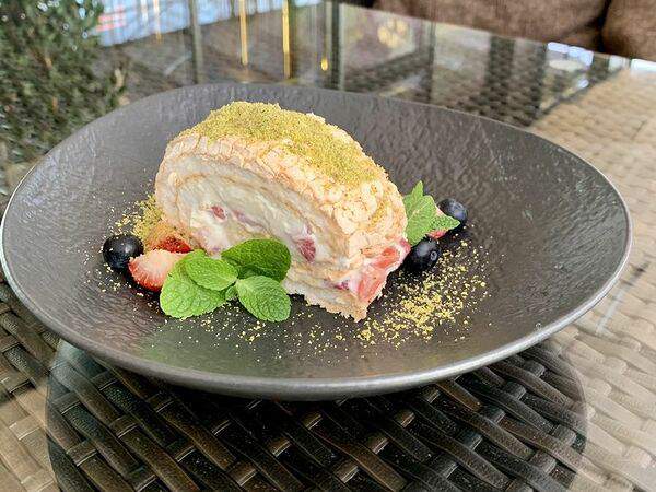 Победа - Меренговый рулет с малиновым конфи и фисташковой пудрой