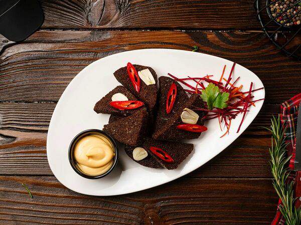 New Slam Food & Music - Ржаные гренки с чесноком, чили и соусом чеддер