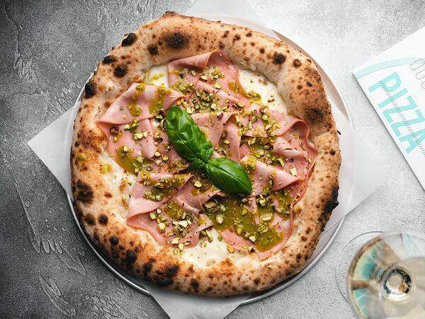 R14 - Пицца с мортаделлой и фисташками