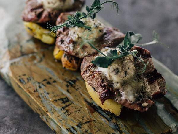 Китчен - Медальоны из говядины с грибным маслом и бэби картофелем и настоем из елки