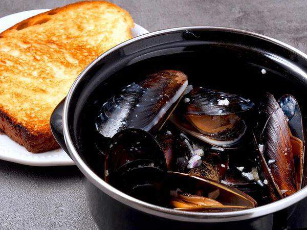 Ле Марш - Мидии тушеные в сливочно-чесночном соусе