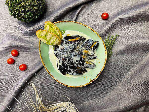 Black wood lounge bar - Мидии в сливочно-сырном соусе