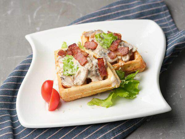 Семейное кафе - Сырная вафля с беконом