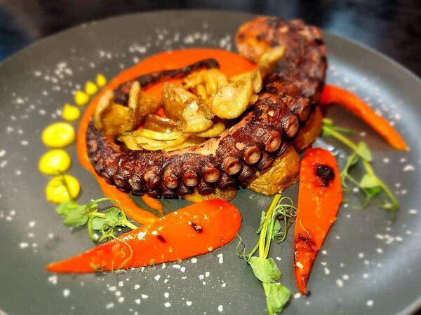 Toplivo - Щупальца осьминога с бейби картофелем и суфле из печеного перца