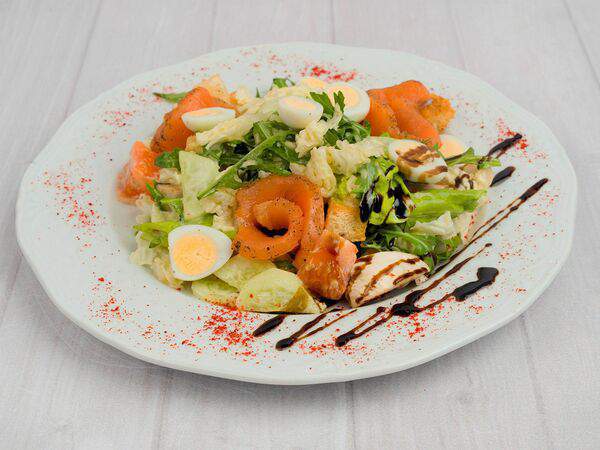 Аврора - Салат микс с лососем и перепелиным яйцом