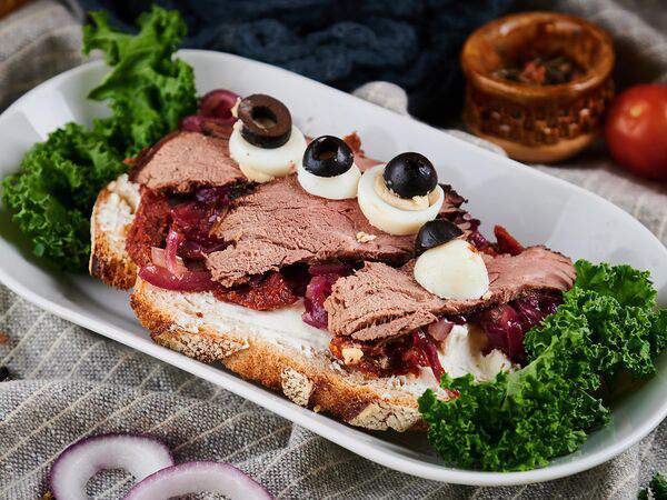 Пикник - Тост с ростбифом и луковым вареньем