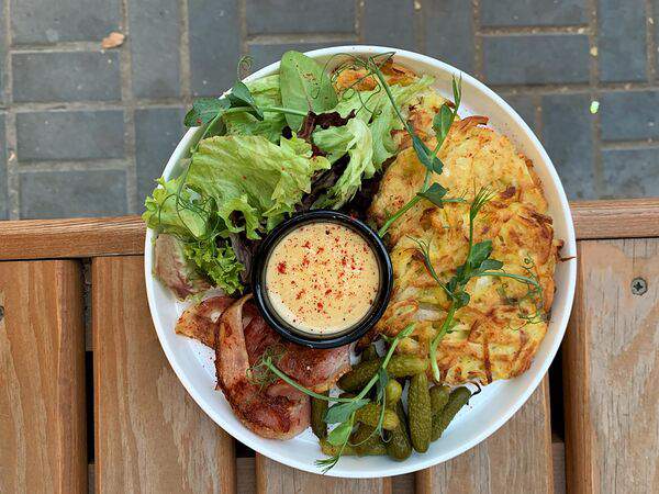 Coffeeline - кофе и еда - Драники с беконом, сырным соусом и огурчиками пикули