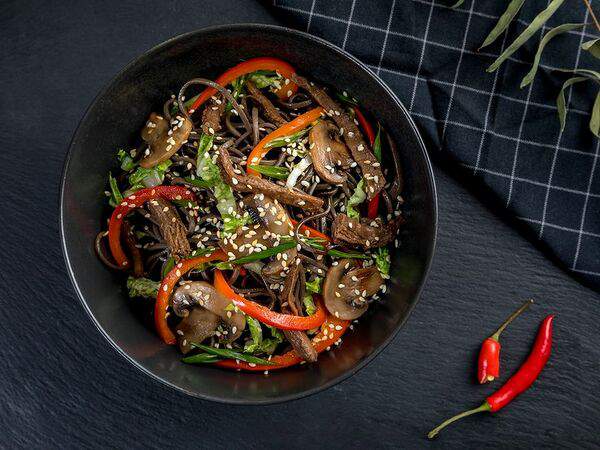 Sushidream - Лапша соба с говядиной и овощами (острая)