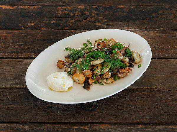 Гастробар Море - Жареный картофель с сезонными грибами и сметаной