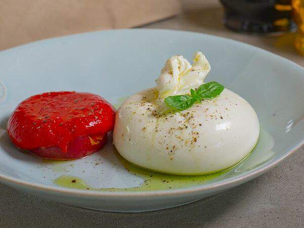 Сыроварня - С Бурратой на печеном перце с помидорами