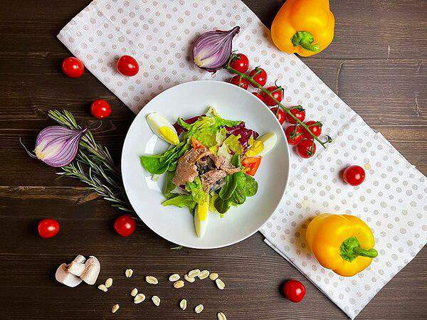 Black wood lounge bar - Салат с тунцом и горчичной заправкой