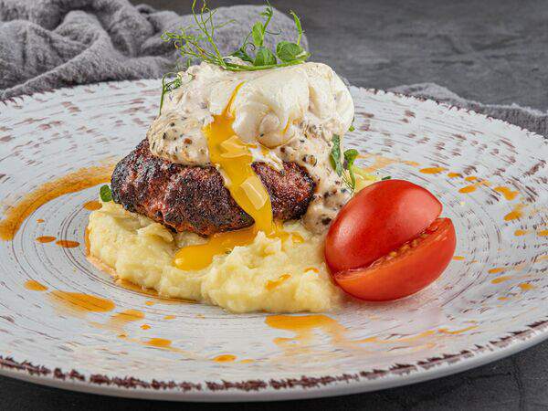 Duran Bar & Grill - Бифштекс с яйцом пашот