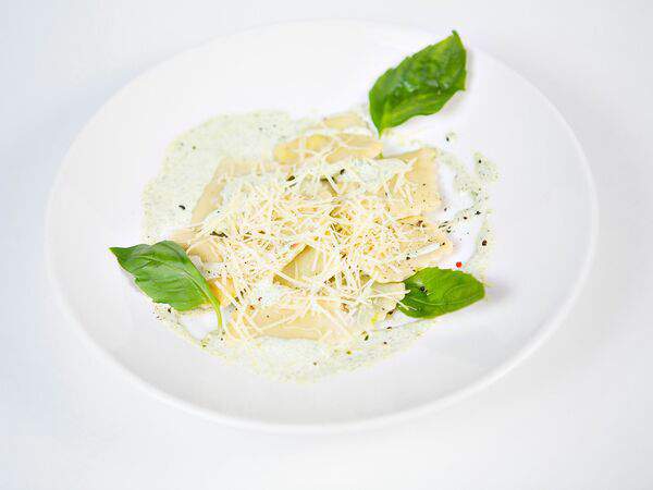 Траттория пицца - Равиоли с цыпленком и сливочно-грибным соусом