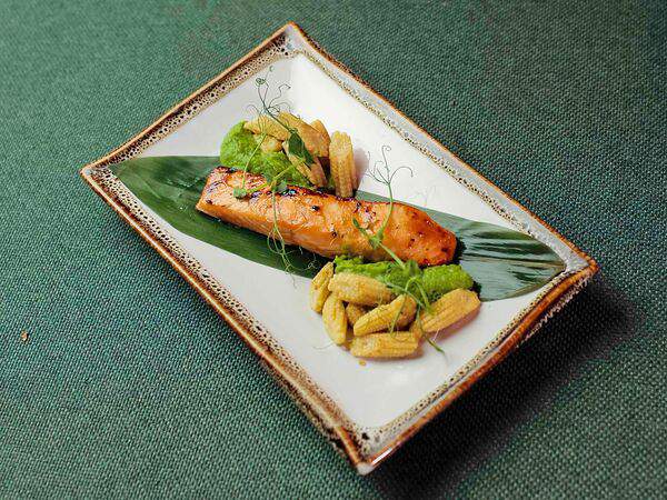 Где-то в Азии - Запеченный лосось с пюре из брокколи и мини кукурузой