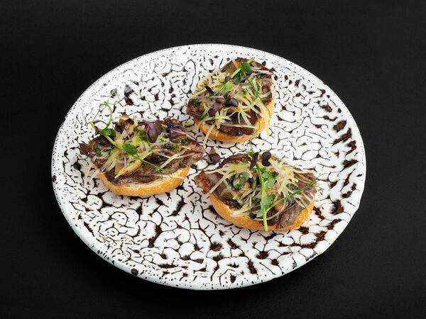 Under Bar - Брускетта с говядиной и грибами