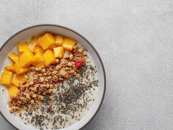 Luka Pizza - Овсяная каша с манго и гранолой