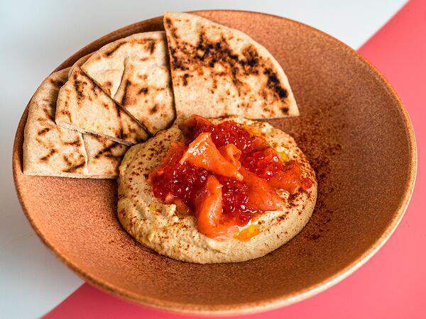 Свет - Хумус со слабо маринованной семгой и красной икрой