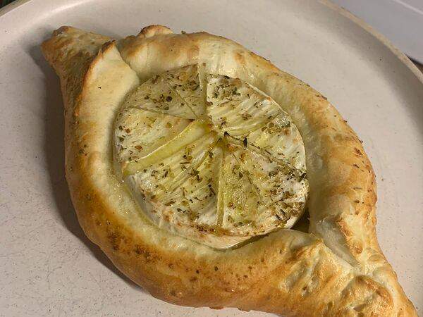 Amelie - Хачапури по-аджарски с сыром Камамбер