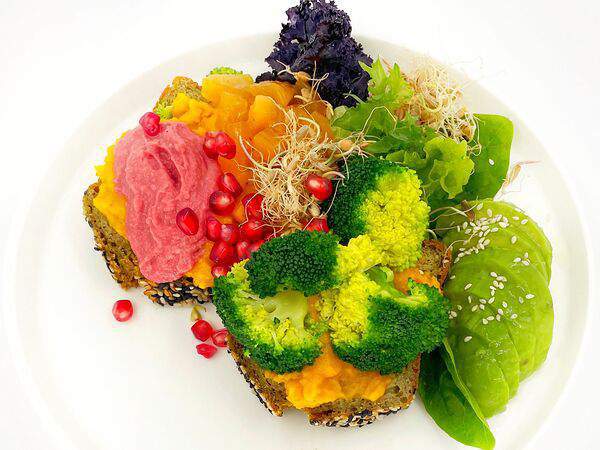 Organic Origin - Тост с хумусом и брокколи