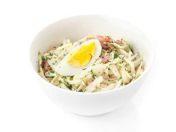 Ближе к делу - Салат с капустой, колбаской и яйцом