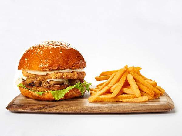 Kannam Chicken - Каннам бургер с грибным соусом и картофель фри и кетчуп