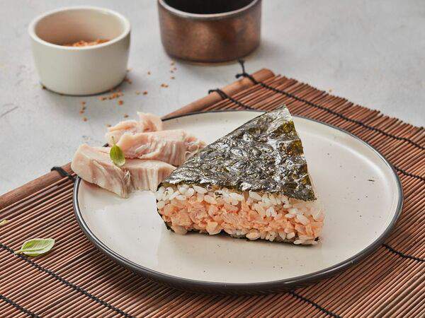 Dобрые суши - Онигири с цыпленком спайси