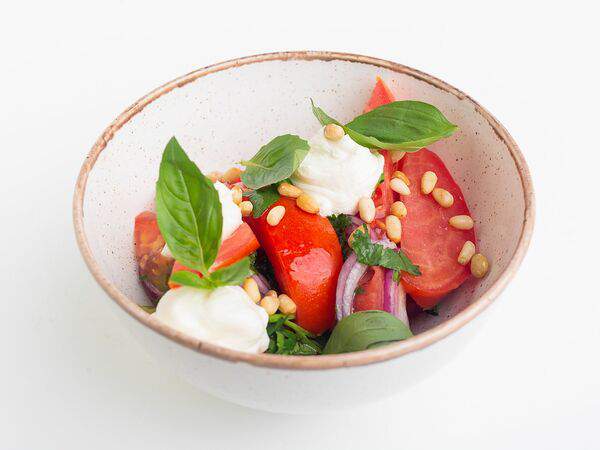 Breakfasteria - Салат с розовыми томатами и сырным кремом