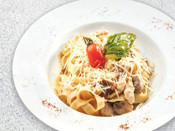Wok Station - Феттуччине с курицей и грибами