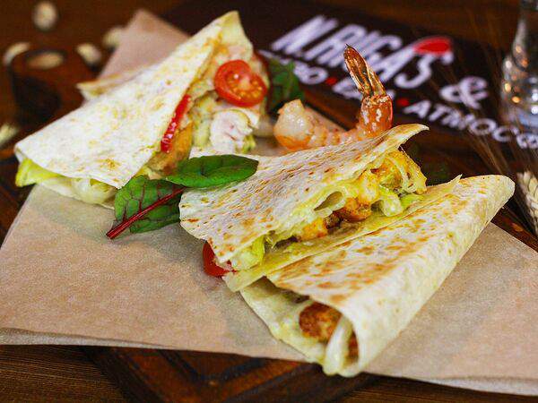 N. Riga's & The Meat - Кесадилья с креветками