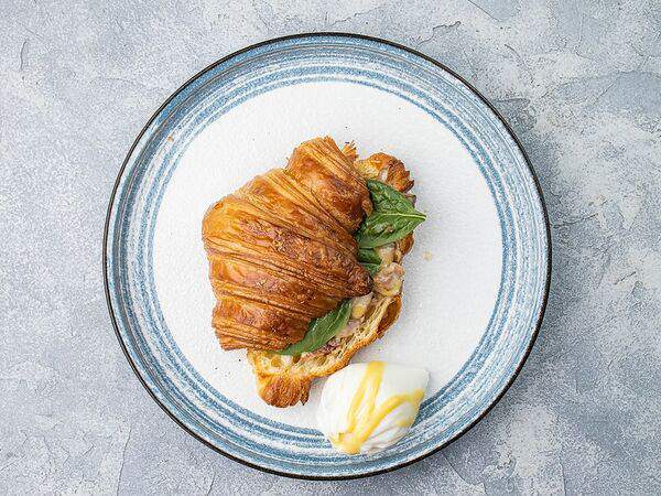 Булочки на улочке - Круассан с беконом, курицей и грибами