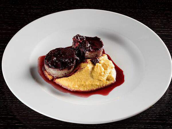 Harat's Irish Pub - Говядина с вяленой вишней и овощным кремом