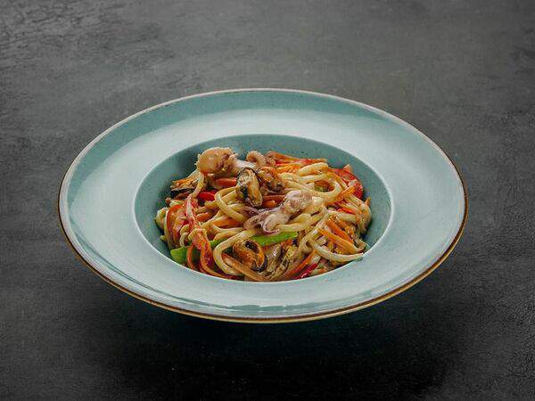 Fugo Home - Wok c морепродуктами в сырно-сливочном соусе