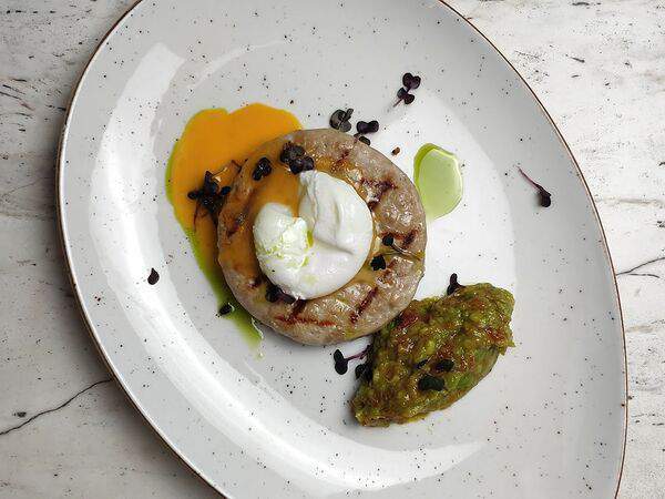 Massimo - Бифштекс из тунца с гуакамоле и яйцом пашот