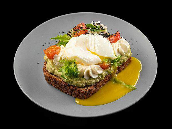 Café Brasserie - Бутер с гуакамоле, крем-чизом и яйцом пашот