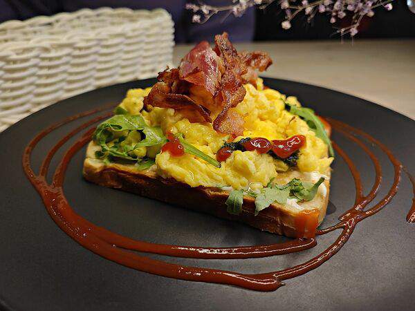 Volstreet - Скрэмбл с беконом и томатным соусом